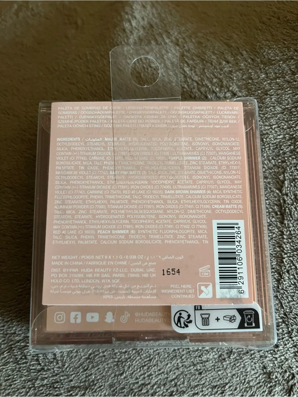 Huda Beauty Nude light eye shadow palette